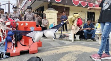 Lapor Pak Ketua Komisi III DPR RI : Aksi Demo Minta Kapolrestabes Medan Tangkap Mamak Maling, Puluhan BH Dijemur